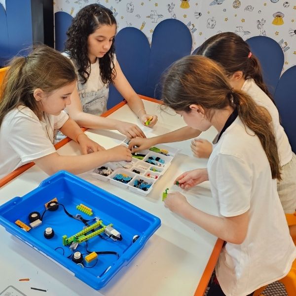 Aula de Robótica com LEGO na MultiGênio